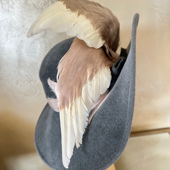 ONE OF A KIND JACK MCCONNELL WIDE BRIM GRAY FELT HAT + LARGE FEATHER WINGS - Picture 3 of 14